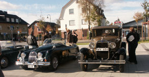 Snyggast var denna XK 150 och �ldst A-Forden fr�n 1930.