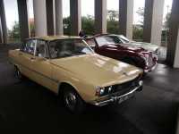 En Rover 2200TC h�ller h�gerflanken