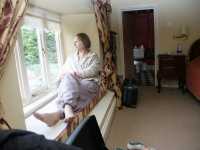 Ingrid v�ntar p� kunder i f�nstret