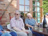 Robert bjuder p� namnsdagsskumpa