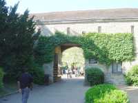 En av  ing�ngarna till slottet