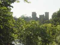 Slottet inb�ddat i lummig gr�nska