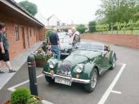 Bilar p� rad utanf�r rummen