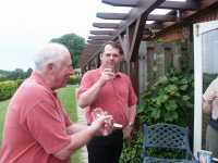 Tore bjuder p� drink