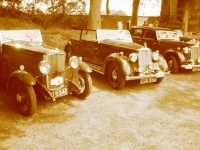 Rallybilar p� rad vid m�let, som p� den gamla goda tiden!