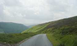 Vid H�stskopasset tog vi in p� en liten smal v�g som tycktes stupa r�tt ner i avgrunden.