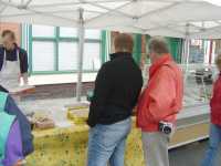 Robert och Bosse p� marknaden