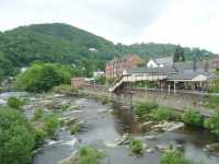 Floden Dee med station i bakgrunden