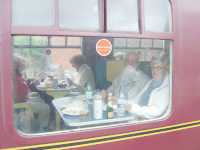 K�nda svenskar inna i t�get