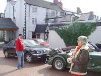 Svenska bilar p� g�rden