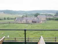 Byskola och bykyrka sedda fr�n sp�rvagnen