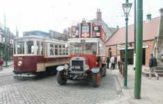 Buss och sp�rvagn m�ts