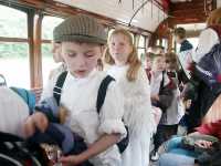 Tidstypiskt kl�dda skolbarn