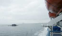 Fyren B�tt�. Den fyrmastade skutan syns ocks� och i horisonten skymtar Vinga med sin fyr.