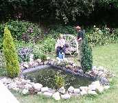Anita och Ingrid njuter av friden i hotellets trädgård