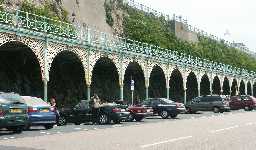 Tre svenska bilar p� strandpromenaden i Brighton