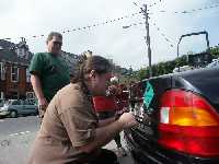 Sedan monterade Anders Roverm�rket p� bagageluckan under �verinseende av m�nga intresserade