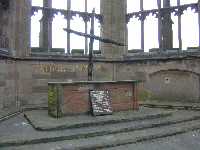 Tomas besökte även Coventrys<BR>bombade katedral