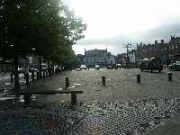 Torget i St Neots sett fr�n ena h�llet.