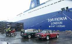 V�ntan p� att f� komma ombord