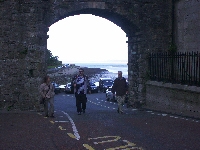 Linda, Tomas och Bosse p� v�g in genom en av stadsportarna