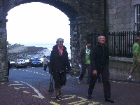 Anita och Bj�rn p� v�g in genom en av stadsportarna