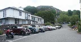 Roverbilar utanf�r hotellet