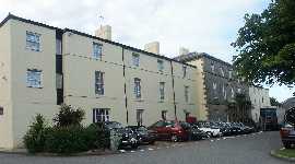 Roverbilar utanf�r hotellet