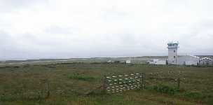 Flygplatsen med Laggan Bay i bakgrunden