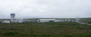 Flygplatsen med Laggan Bay i bakgrunden