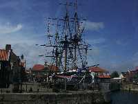 Gammalt segelskepp i museihamnen