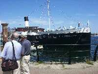 Bj�rn och Bosse beundrar hjul�ngaren p� h�ll