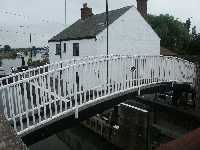 Den lilla g�ngbron med slussvaktarhuset i bakgrunden