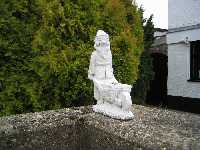 Vid slussvaktarens hus finns denna skulptur